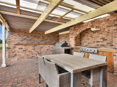 Wine Country Homestead Estate - Accommodation Gladstone 1