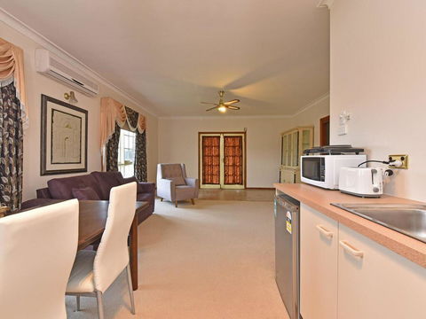 Wine Country Homestead Estate - Accommodation Gladstone 3