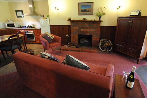 Wintarni Olives Cottage - Accommodation Gladstone 0