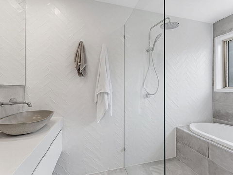 Wirragulla, 10 Marty Avenue - Stylish Modern House With Ducted Air Con & WIFI - Accommodation Gladstone 0