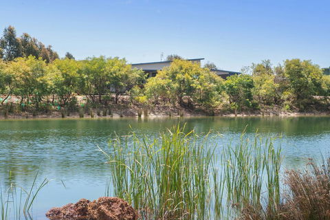 Wirraway Luxury Chalet - Accommodation Gladstone 0