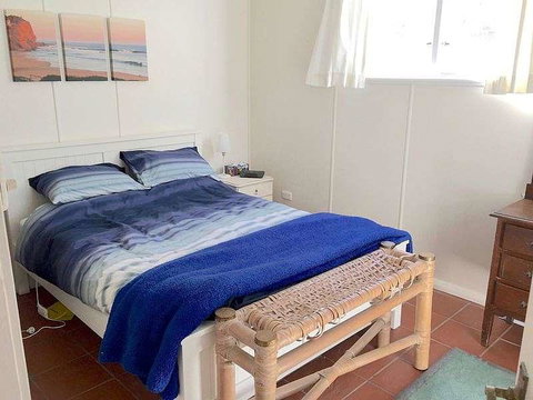 Wisteria Cottage On The Lagoon/Beach - Accommodation Gladstone 3