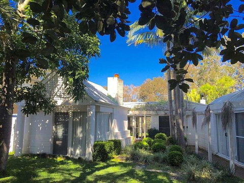 Wisteria Cottage On The Lagoon/Beach - Accommodation Gladstone 0