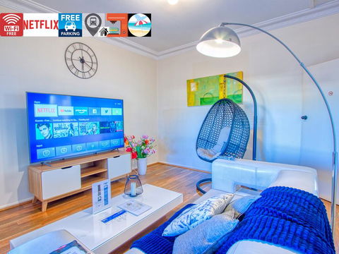 Wollongong Station Holiday House With Wi-Fi,75 Inch TV, Netflix,Parking,Beach - Accommodation Gladstone 0