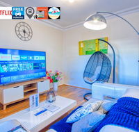 Wollongong station holiday house with Wi-Fi75 Inch TV NetflixParkingBeach - Accommodation Gladstone