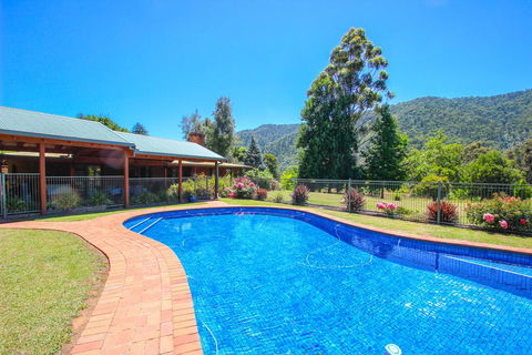 Wombat Hollow - Accommodation Gladstone 1