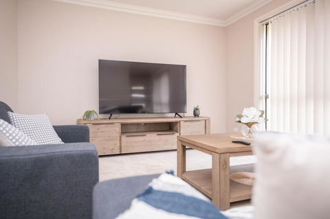 Wonderful Windred Modern, Comfy, Quiet - Accommodation Gladstone 3
