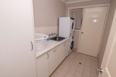 Wonderful Windred Modern, Comfy, Quiet - Accommodation Gladstone 2