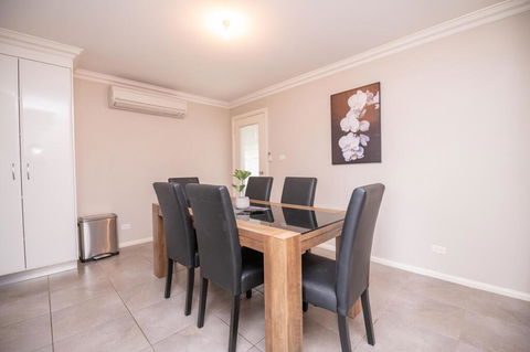 Wonderful Windred Modern, Comfy, Quiet - Accommodation Gladstone 0