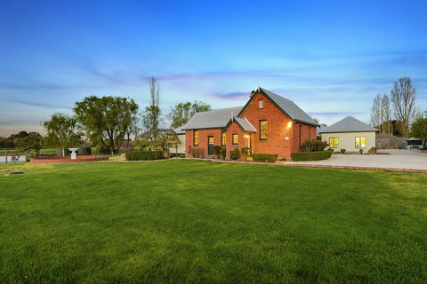 Woodend Old School House - Accommodation Gladstone 0