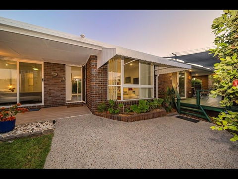 Woorim Secluded Palms Cottage - Accommodation Gladstone 0