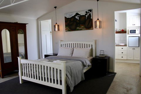 Wormwood Studio - Accommodation Gladstone 1