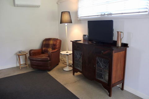 Wormwood Studio - Accommodation Gladstone 2
