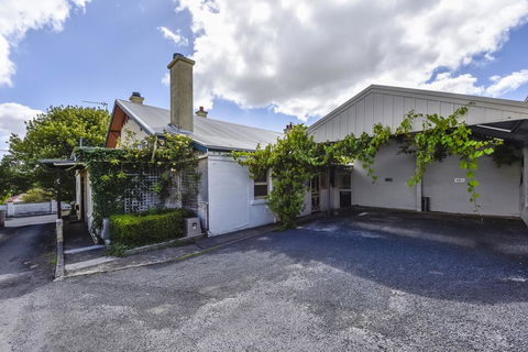 Wyatt Guest House - Accommodation Gladstone 1