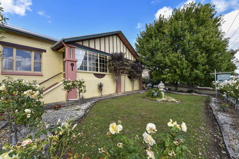 Wyatt Guest House - Accommodation Gladstone 0
