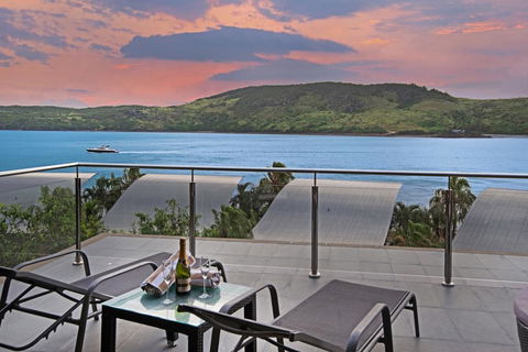 Yacht Club Villa 33 - Serenity - 4 Bedroom 4 Bathroom House Ocean Views 2 Buggies - Accommodation Gladstone 3