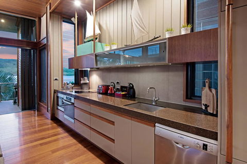 Yacht Club Villa 33 - Serenity - 4 Bedroom 4 Bathroom House Ocean Views 2 Buggies - Accommodation Gladstone 1