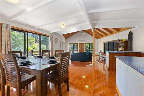 YARRABEE - The Perfect Getaway! - Accommodation Gladstone 0