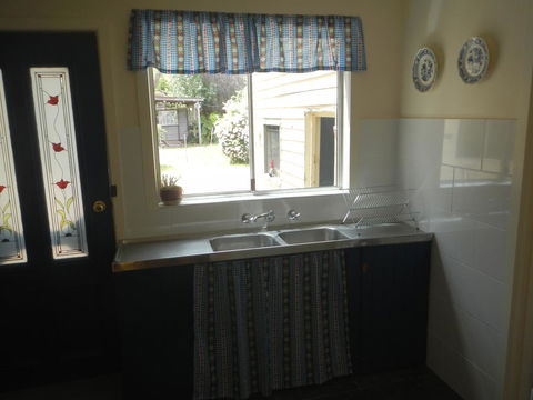 Yarram Cottage: Art And Accommodation - Accommodation Gladstone 2