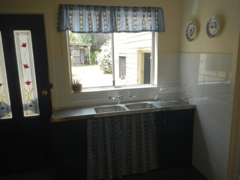 Yarram Cottage: Art And Accommodation - Accommodation Gladstone 2