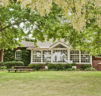 York Cottage - grand gate house and enchanting gardens - Accommodation Gladstone