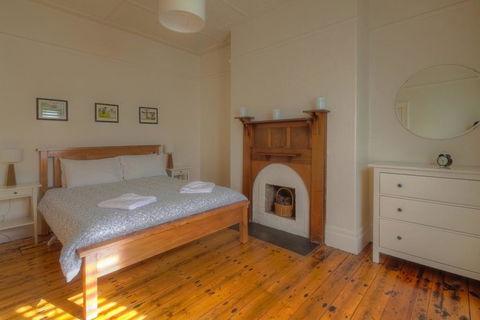 Young's Cottage - Circa: 1861 - Accommodation Gladstone 2