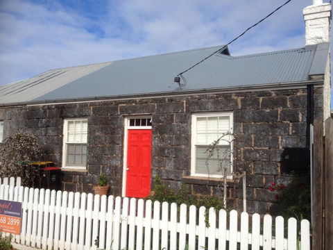 Young's Cottage - Circa: 1861 - Accommodation Gladstone 0