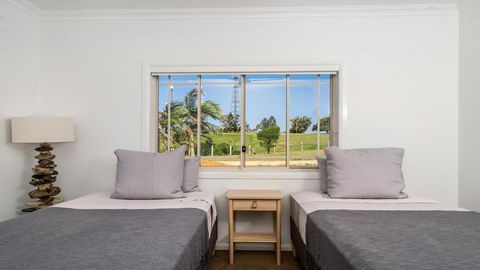 Your Luxury Escape - Byron Sunset Breeze - Accommodation Gladstone 2