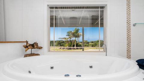 Your Luxury Escape - Byron Sunset Breeze - Accommodation Gladstone 0
