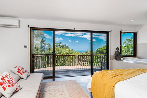 Your Luxury Escape - Cedar View - Accommodation Gladstone 2