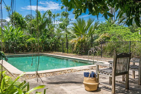 Your Luxury Escape - Cedar View - Accommodation Gladstone 3