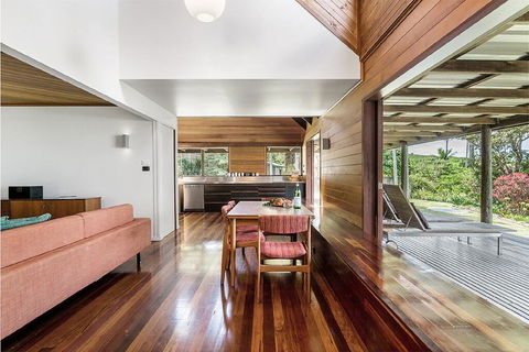 Your Luxury Escape - Cedar View - Accommodation Gladstone 1