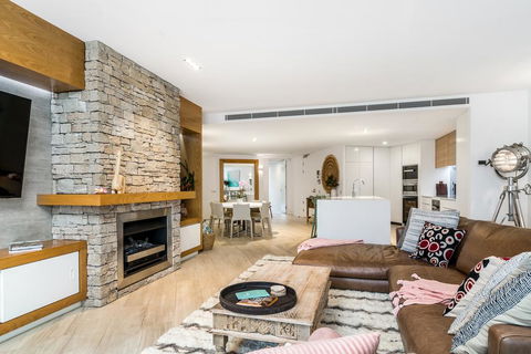 Your Luxury Escape - Ground Luxury - Accommodation Gladstone 2