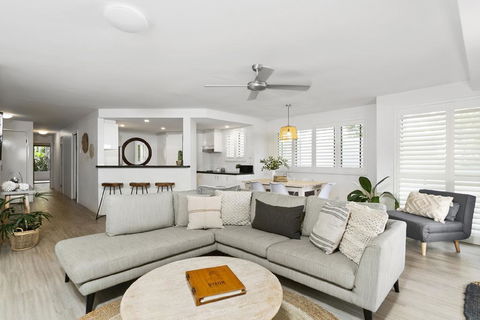 Your Luxury Escape - Karinya At Surfside - Accommodation Gladstone 0