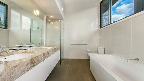 Your Luxury Escape - Kiah 11 Beach House Ocean Views - Accommodation Gladstone 2