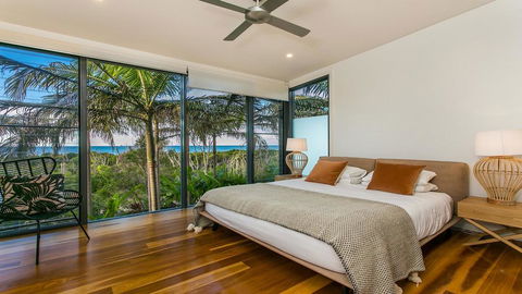 Your Luxury Escape - Kiah 11 Beach House Ocean Views - Accommodation Gladstone 3