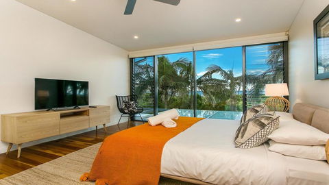 Your Luxury Escape - Kiah 11 Beach House Ocean Views - Accommodation Gladstone 1