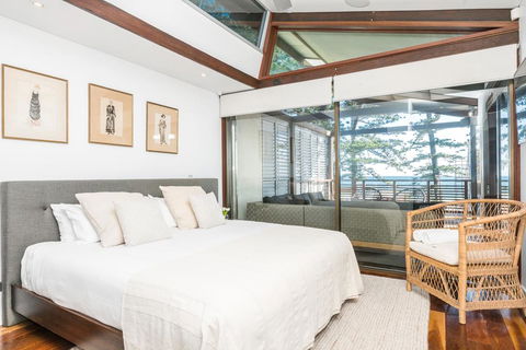Your Luxury Escape - On The Bay - Stunning Beachfront Apartment - Accommodation Gladstone 3