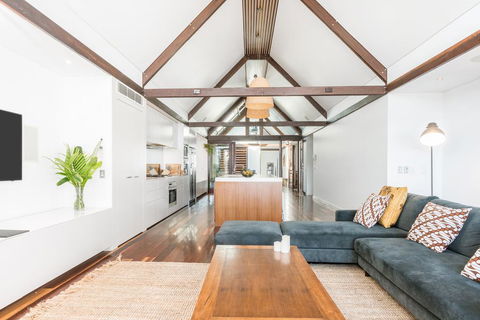 Your Luxury Escape - On The Bay - Stunning Beachfront Apartment - Accommodation Gladstone 2