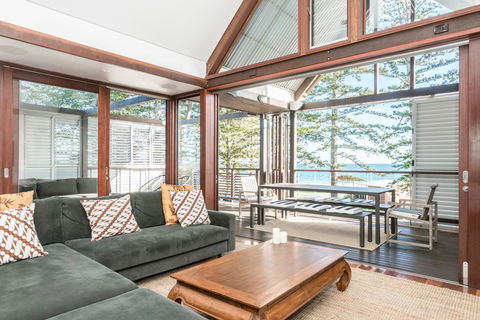 Your Luxury Escape - On The Bay - Stunning Beachfront Apartment - Accommodation Gladstone 0