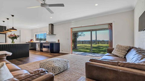 Your Luxury Escape - Paul's Farmhouse At Newrybar - Accommodation Gladstone 0