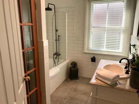 YSG The Edward Townhouse 153 - Walk To Town - Accommodation Gladstone 2