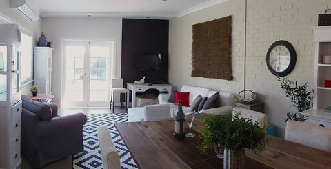 YSG The Edward Townhouse 155 - Steps To Town - Accommodation Gladstone 1