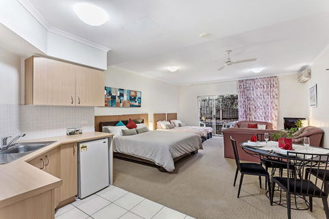 Zenith Studio, Unit 3/10 Messines Street - Accommodation Gladstone 0