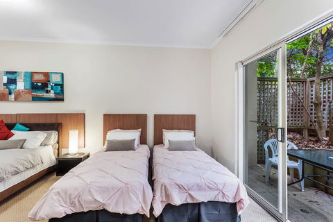 Zenith Studio, Unit 3/10 Messines Street - Accommodation Gladstone 2
