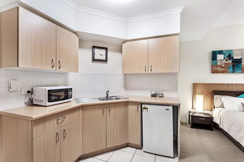 Zenith Studio, Unit 3/10 Messines Street - Accommodation Gladstone 1