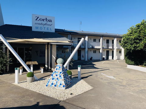 Zorba Waterfront Motel - Accommodation Gladstone 0