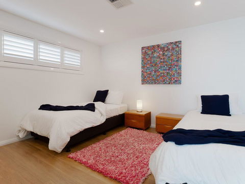 Maison De La Mer 30 Mulubinda Parade - Luxurious, Linen, Aircon And Panoramic Views - Accommodation Gladstone 1