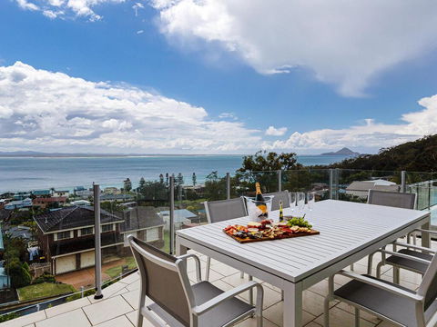 Maison De La Mer 30 Mulubinda Parade - Luxurious, Linen, Aircon And Panoramic Views - Accommodation Gladstone 0