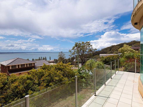 Maison De La Mer 30 Mulubinda Parade - Luxurious, Linen, Aircon And Panoramic Views - Accommodation Gladstone 3